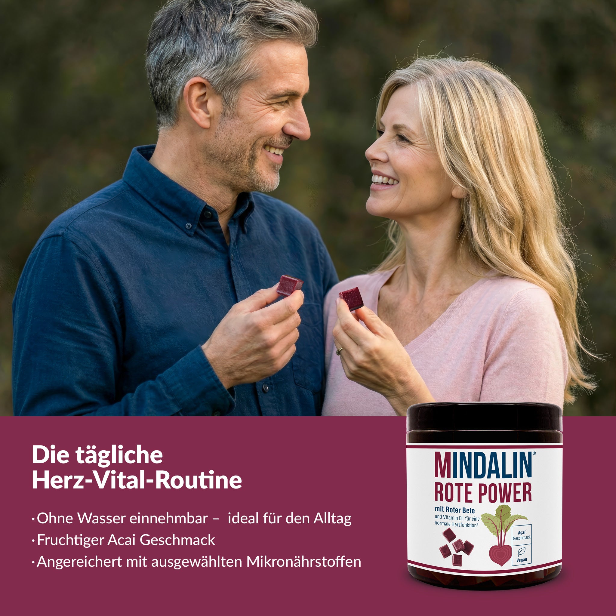 Lächelndes Paar mittleren Alters hält Mindalin Rote Power Fruchtgummis in den Händen, daneben Produktdose und Text: Die tägliche Herz-Vital-Routine – ohne Wasser einnehmbar, fruchtiger Açaí-Geschmack, angereichert mit Mikronährstoffen