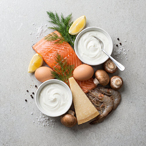 Natürliche Quellen von Vitamin B12 - Meeresfrüchte, Joghurt, Käse, Eier, Lachs. 